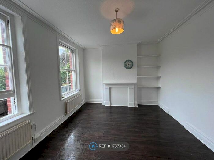 3 Bedroom Flat To Rent In Hendon Lane, London, N3