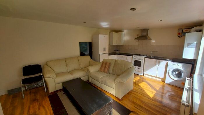 2 Bedroom Flat To Rent In Barnet Road, Arkley, Barnet, EN5