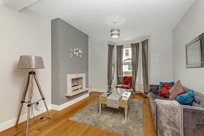4 Bedroom Flat To Rent In Purcell Crescent, Fulham, London, SW6