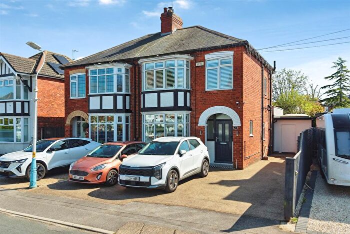 3 Bedroom Semi Detached House For Sale In Ferndale Avenue, Willerby, Hull, HU10