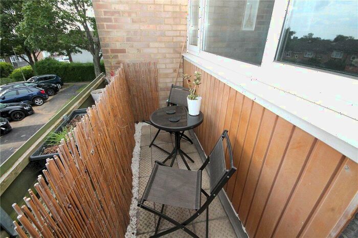 1 Bedroom Flat For Sale In Chetwode Road, Tadworth, Surrey, KT20
