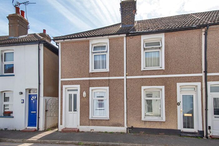 3 Bedroom Terraced House For Sale In Station Road, Meopham, Gravesend, DA13