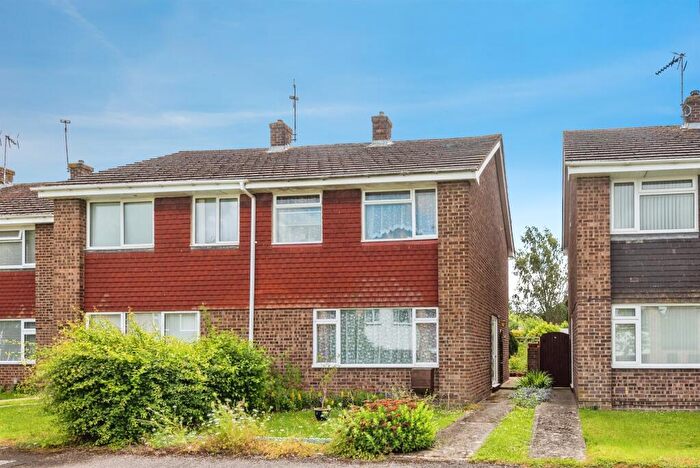 3 Bedroom Semi-Detached House For Sale In Farmers Close, Witney, OX28