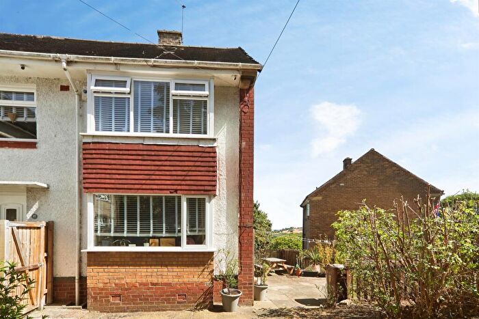 3 Bedroom End Of Terrace House For Sale In Parkstone Drive, Bradford, BD10