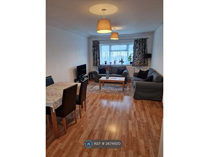 3 Bedroom Flat To Rent In Isleworth, Isleworth, TW7