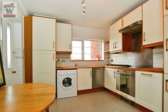3 Bedroom Flat To Rent In Great West Road, Osterley, TW5