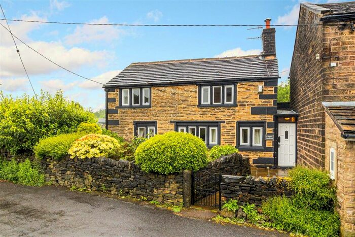 3 Bedroom Link Detached House For Sale In Higher Tunstead, Greenfield, Saddleworth, OL3