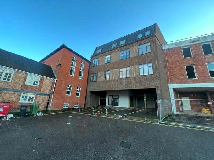 1 Bedroom Flat To Rent In Feathers Yard, Basingstoke, RG21