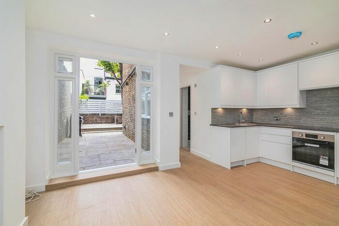 2 Bedroom Flat To Rent In Coningham Road, London, W12