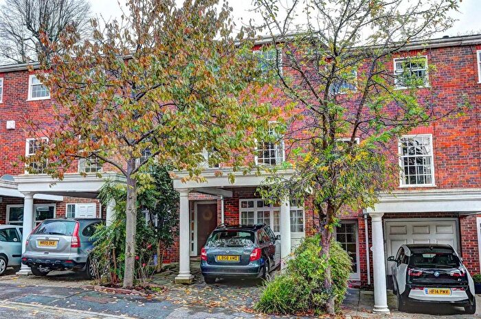 3 Bedroom Property To Rent In Pine Grove, Wimbledon, SW19