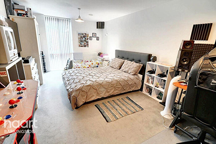 1 Bedroom Flat For Sale In Marine Crescent, Hainault, IG6