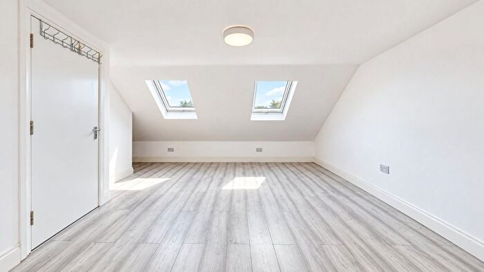 2 Bedroom Flat To Rent In Costons Lane, Greenford, UB6