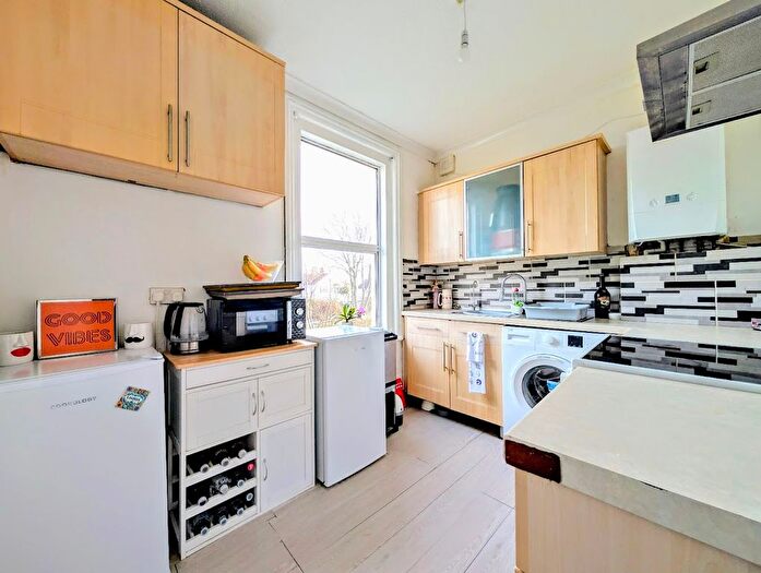 1 Bedroom Flat For Sale In Navarino Road, Worthing, BN11