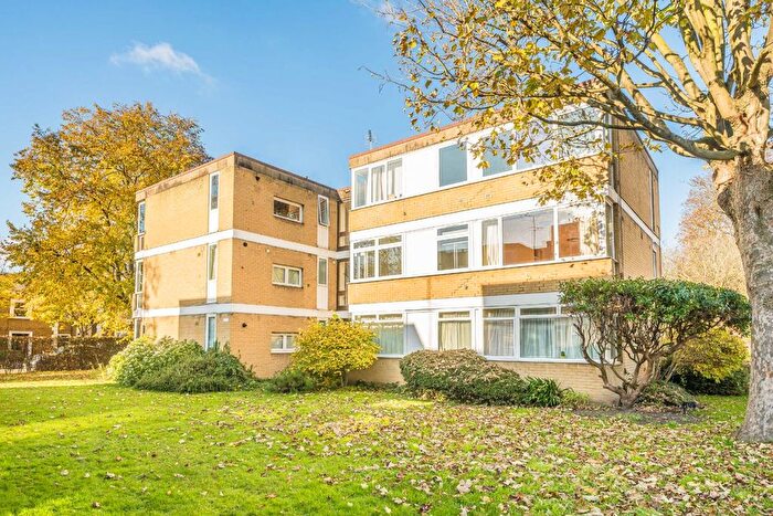 3 Bedroom Flat To Rent In Sheendale Road, Richmond, TW9