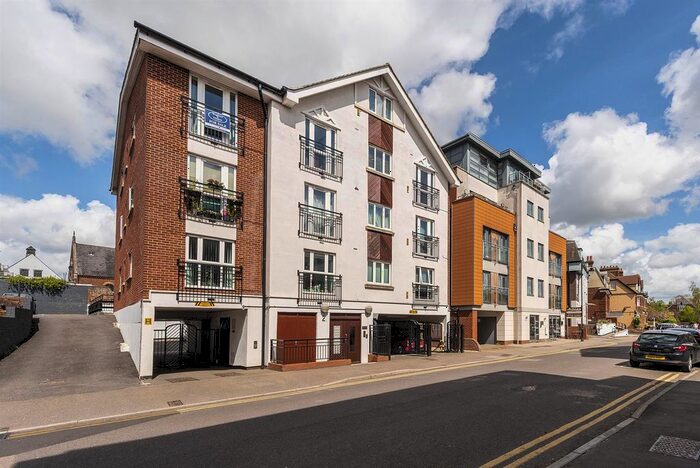 2 Bedroom Flat For Sale In Lyons Crescent, Tonbridge, TN9