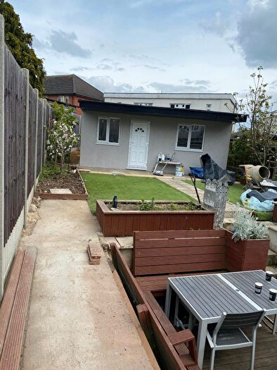 Studio To Rent In Leamington Road, Romford, RM3