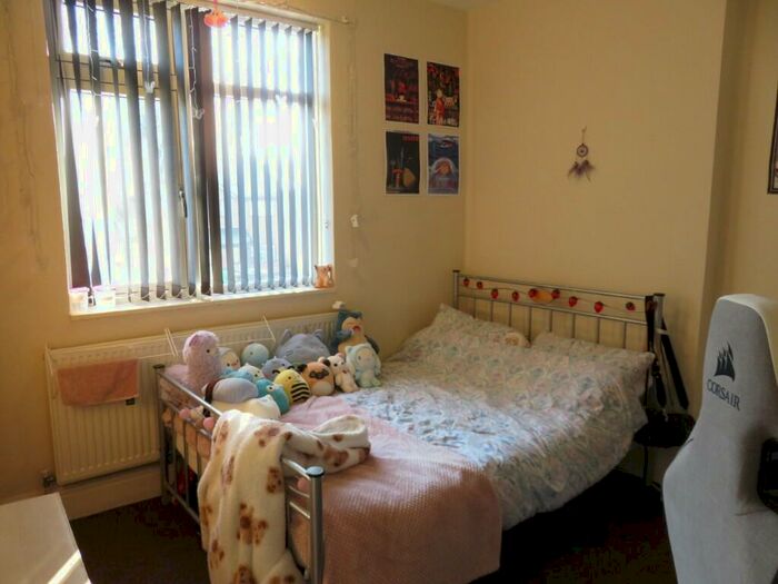 5 Bedroom Semi-Detached House To Rent In Beeston Road, Nottingham, Nottinghamshire, NG7