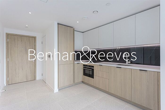Terraced House To Rent In Cendal Crescent, London, E1
