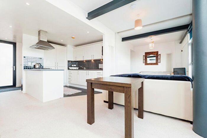 2 Bedroom Flat For Sale In Channelsea Road, London, E15