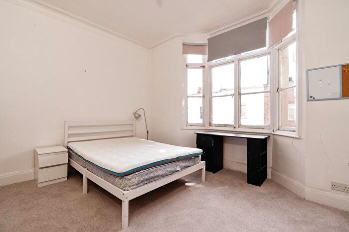 3 Bedroom Flat To Rent In Parkway, Camden, NW1