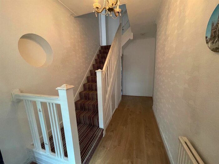 5 Bedroom Semi-Detached House To Rent In Green Drive, Southall, UB1