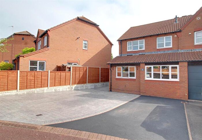 3 Bedroom Semi-Detached House For Sale In Blenheim Drive, Newent, GL18