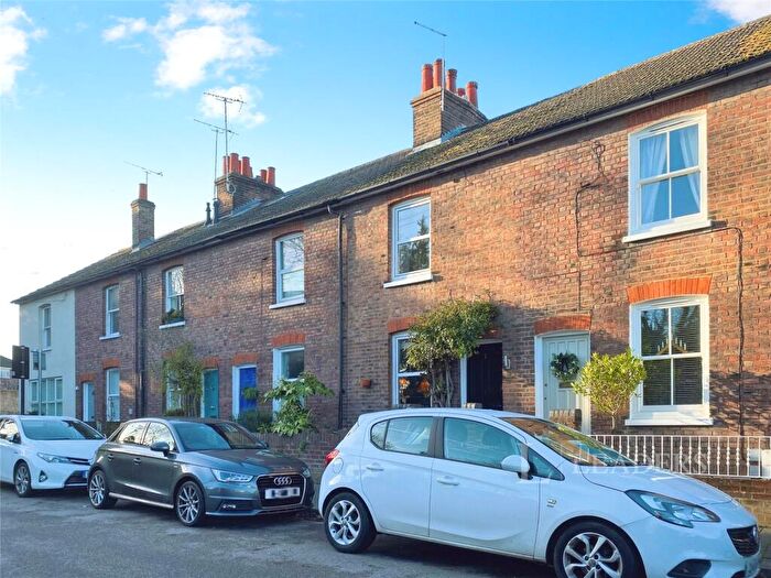 Terraced House To Rent In Heath Road, St. Albans, Hertfordshire, AL1