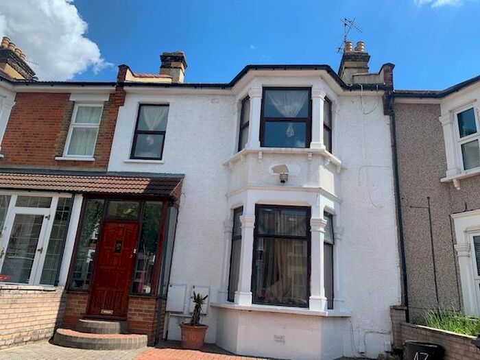 2 Bedroom Flat To Rent In Sackville Gardens, Ilford, IG1