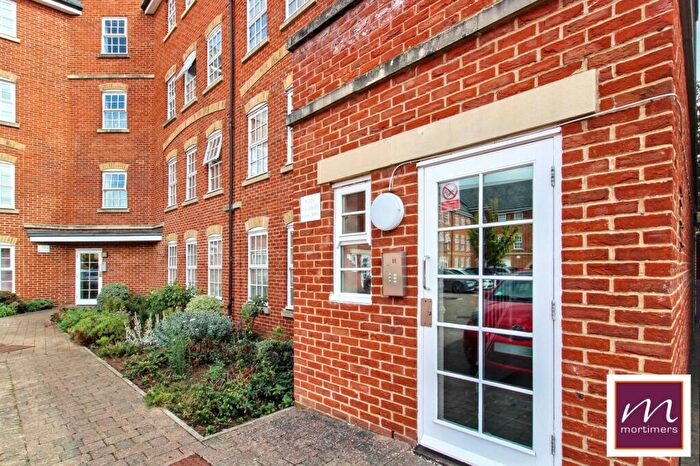 2 Bedroom Apartment For Sale In Florey Gardens, Aylesbury, HP20