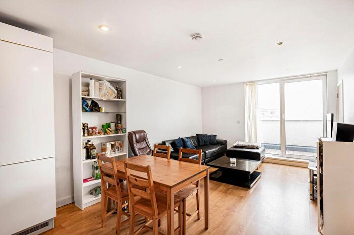3 Bedroom Duplex For Sale In Ward Road, London, E15