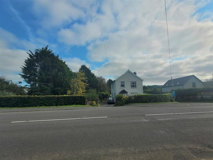 3 Bedroom Detached House For Sale In Llysonnen Road, Carmarthen, SA33