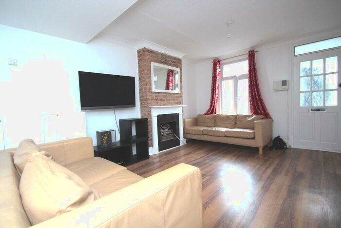 2 Bedroom Terraced House To Rent In Zero Deposit Option Available. Upland Road, South Croydon, CR2