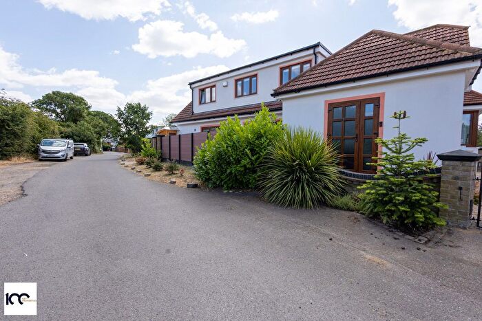 3 Bedroom Detached House For Sale In Berwick Road, Rainham, RM13