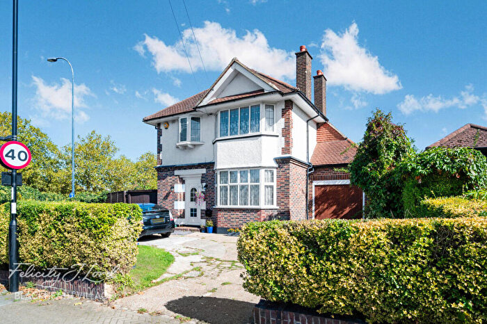 3 Bedroom Detached House For Sale In Woodyates Road, London, SE12