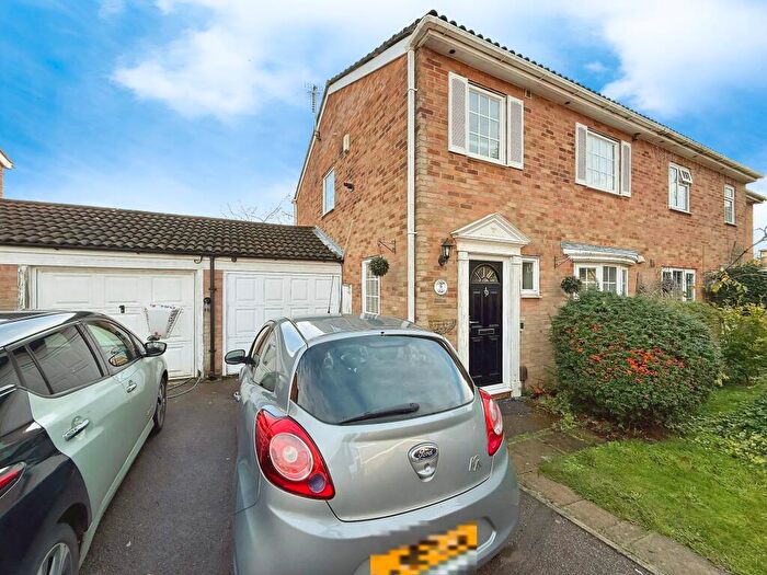3 Bedroom Semi-Detached House To Rent In Melford Close, Wigmore, Luton, LU2