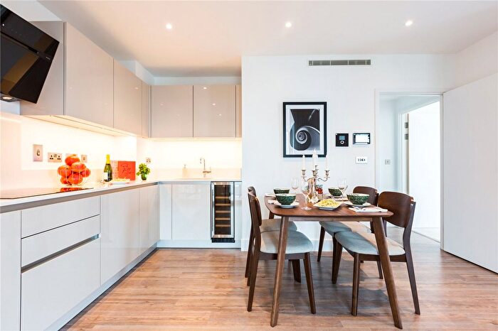 3 Bedroom Flat For Sale In Wiverton Tower, Aldgate Place, E1