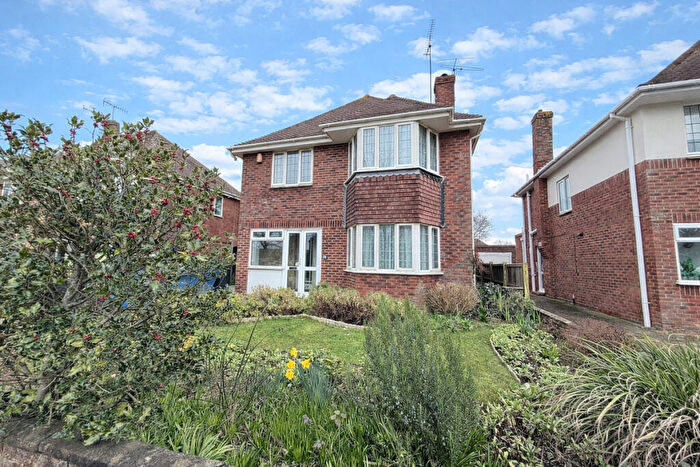 3 Bedroom Detached House For Sale In Alinora Avenue, Worthing, BN12