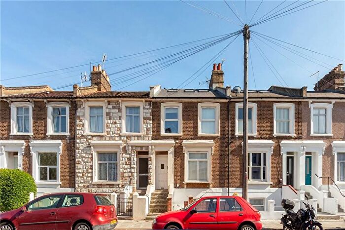 1 Bedroom Flat To Rent In Askew Crescent, Shepherd's Bush, W12