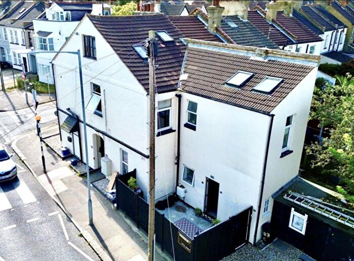 1 Bedroom Apartment For Sale In Ramuz Drive, Westcliff-on-Sea, Essex, SS0