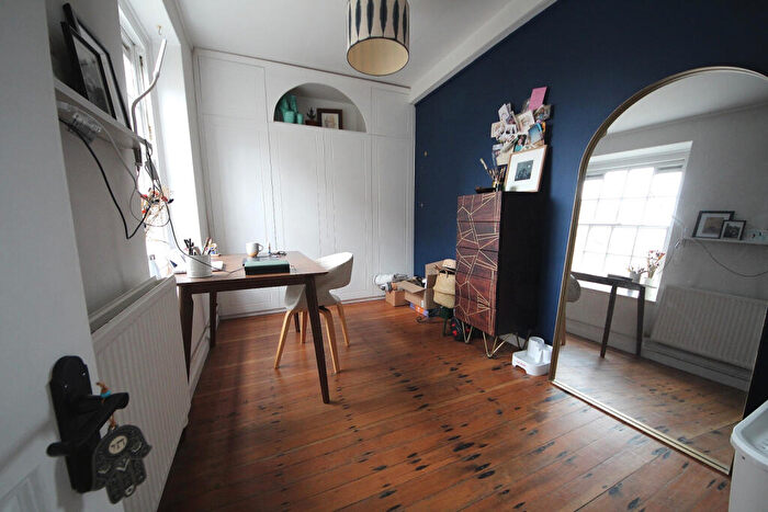 2 Bedroom Flat To Rent In Besford House, London, E2