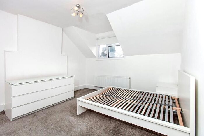 2 Bedroom Flat To Rent In Cricklewood Lane, Cricklewood, NW2