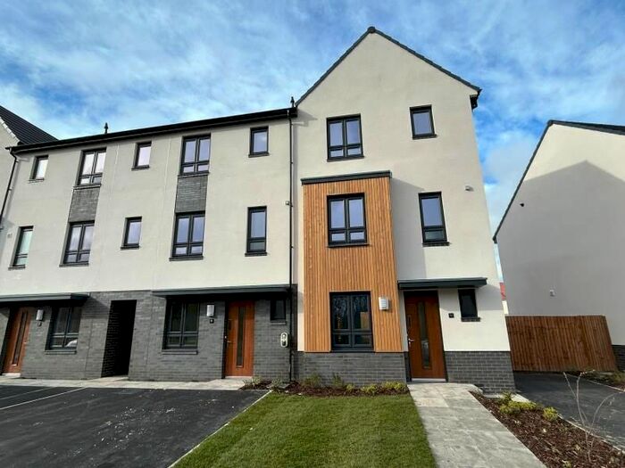 4 Bedroom Town House To Rent In Bramham Gardens, Leeds, LS15