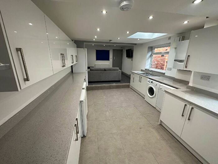 6 Bedroom House To Rent In Dawlish Road, Selly Oak, Birmingham, West Midlands, B29