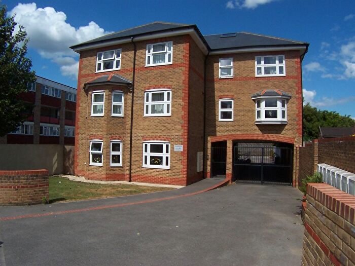 2 Bedroom Flat To Rent In Summer Court, Maidstone, ME14