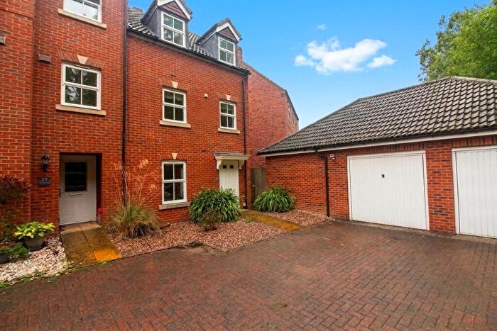 3 Bedroom Town House To Rent In Rosebay, Wokingham, Berkshire, RG40