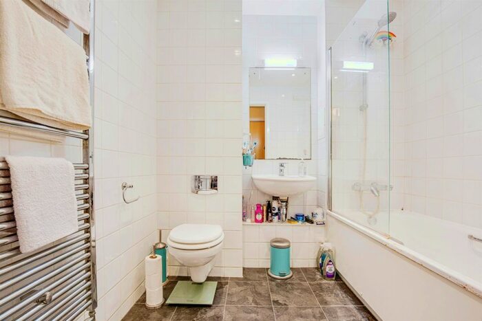 1 Bedroom Flat For Sale In Headstone Drive, Harrow, HA1