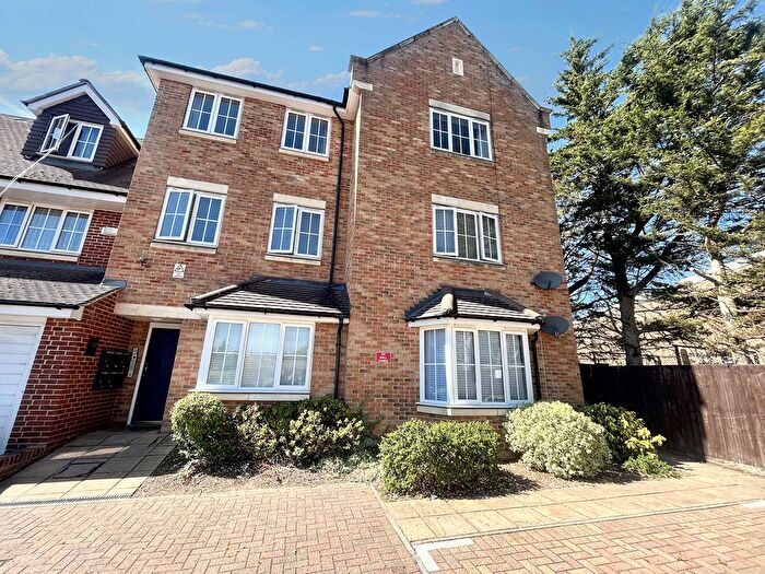 2 Bedroom Flat To Rent In Hayling Close, Slough, SL1