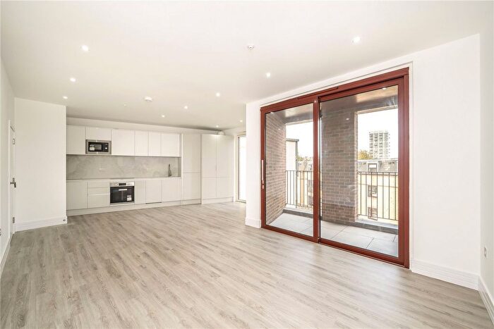 2 Bedroom Flat To Rent In Greenwich High Road, Greenwich, SE10