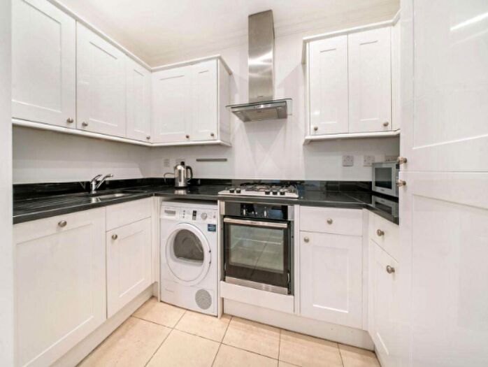 2 Bedroom Flat To Rent In Chivalry Road, London, SW11