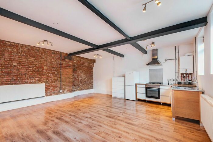 Studio To Rent In Cinnamon Mews, Palmers Green, N13